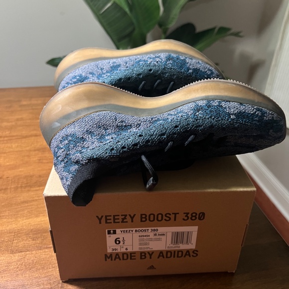 Yeezy 380 covellite size 6.5 like new - Picture 5 of 6